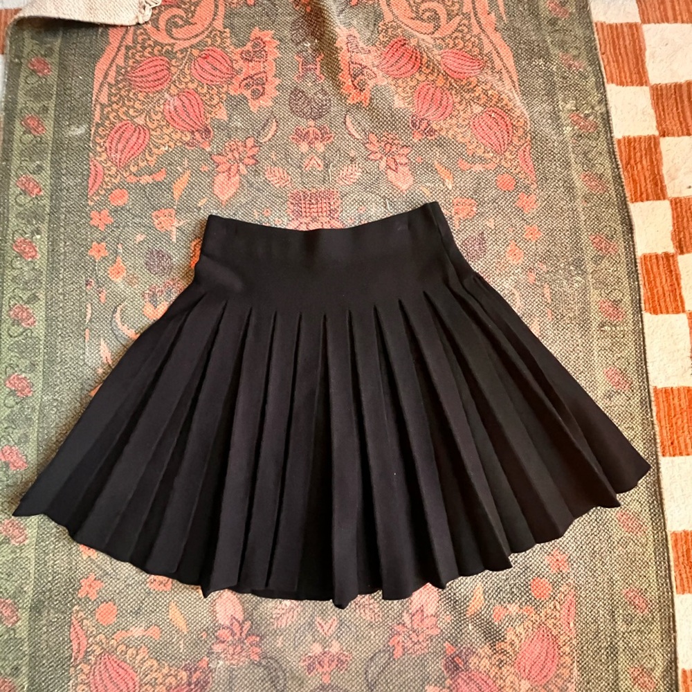Large SHEIN knit black pleated mini skirt
